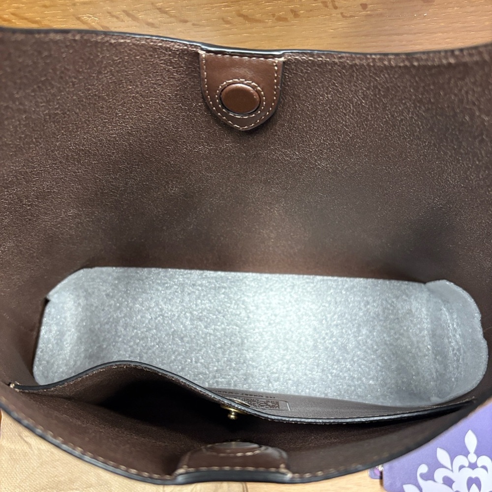 Coach Brooklyn Shoulder bag in Maple
Comes with dust bag - Picture 2 of 4